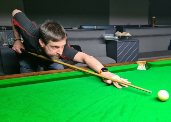 Leaders shine in snooker league