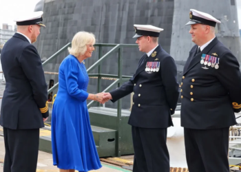 barrow-built-astute-sub-hosts-the-queen
