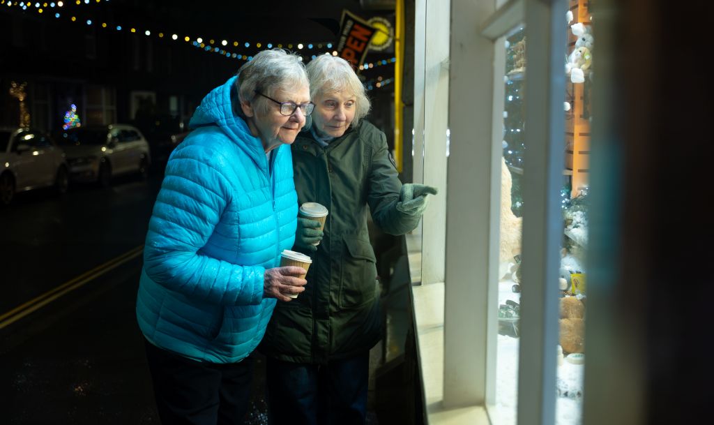 Reunited schoolfriends star in Stagecoach Christmas advert