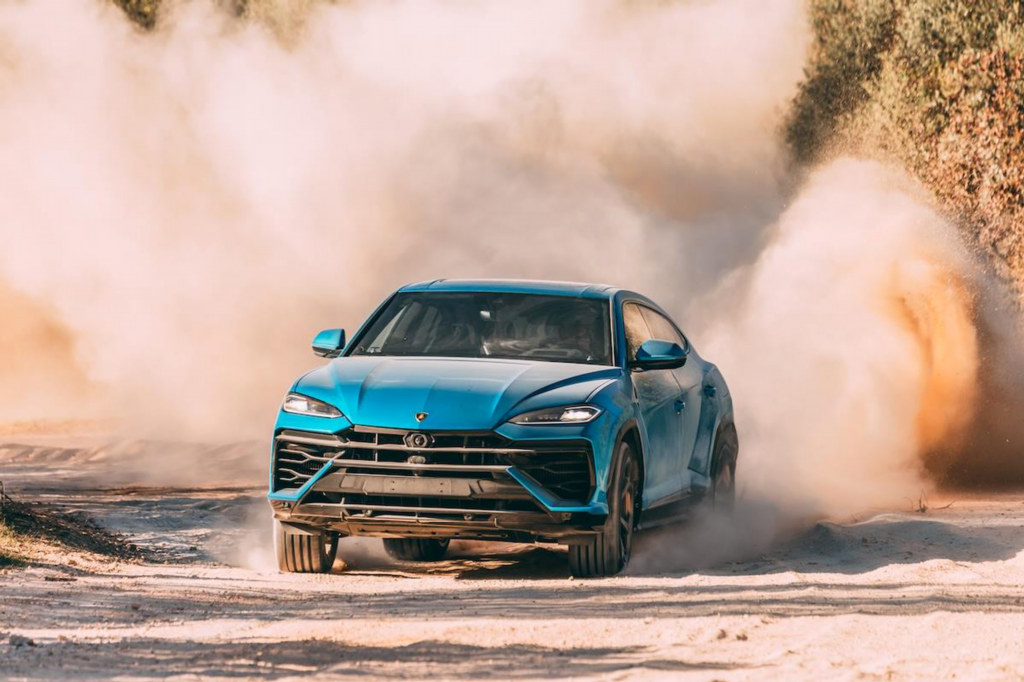 Lamborghini Urus – sportswear in a lounge suit