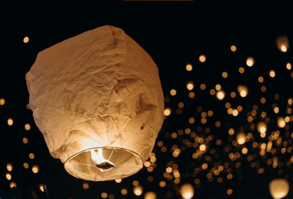 Move to ban sky lanterns and balloons on council land fails